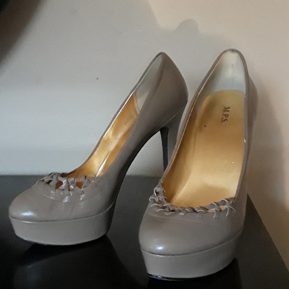 Heels - Picture 3 of 3
